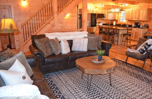 Carbon Hill Cabin | Luxury New 6BR lodge, 2 fireplaces, mini POOL/SPA