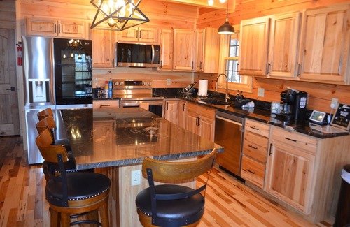 Carbon Hill Cabin | Luxury New 6BR lodge, 2 fireplaces, mini POOL/SPA