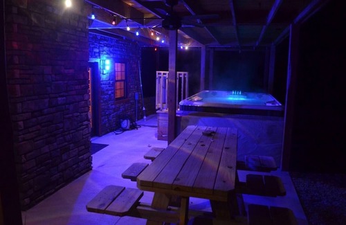 Carbon Hill Cabin | Luxury New 6BR lodge, 2 fireplaces, mini POOL/SPA