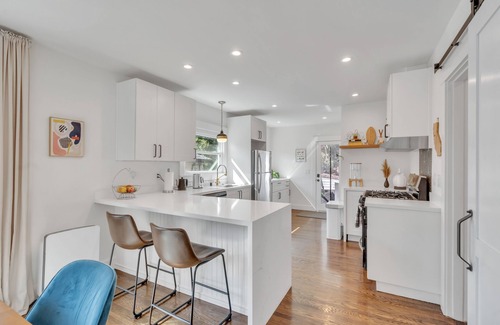 Dimond House | Luxury Oakmore Craftsman Bungalow 2Br/2Ba King Bed