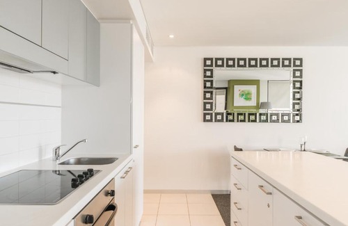 Adelaide Central Business District Apartment | Luxury Oaks Horizons Apartment with a Pool