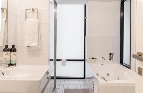 Adelaide Central Business District Apartment | Luxury Oaks Horizons Apartment with a Pool
