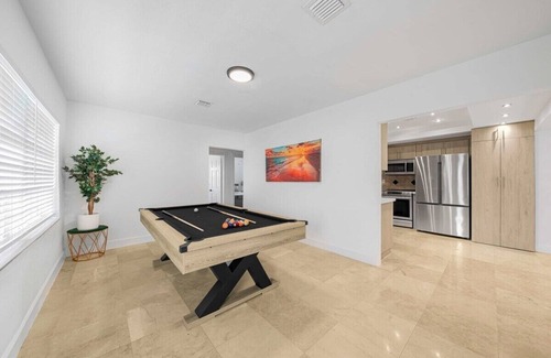Golden Glades House | Luxury Oasis Pool, Movie Theatre, Fire Pit, Beach