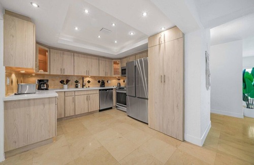 Golden Glades House | Luxury Oasis Pool, Movie Theatre, Fire Pit, Beach