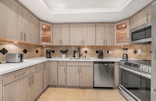 Golden Glades House | Luxury Oasis Pool, Movie Theatre, Fire Pit, Beach