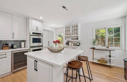 The Willows House | Luxury Oasis Steps from Palo Alto and Stanford, Chef's Kitchen, Workspaces, Gym