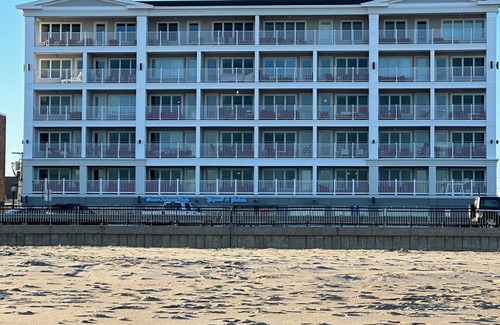 Hampton Condo | Luxury Oceanfront 2-bedroom condo with VIEWS in Hampton