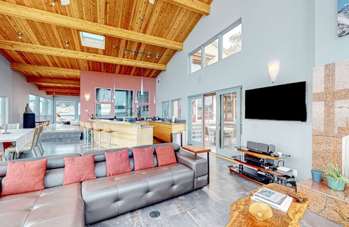 Gualala House | Luxury oceanfront home with 270-degree views, hot tub & 2 fireplaces