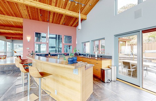 Gualala House | Luxury oceanfront home with 270-degree views, hot tub & 2 fireplaces