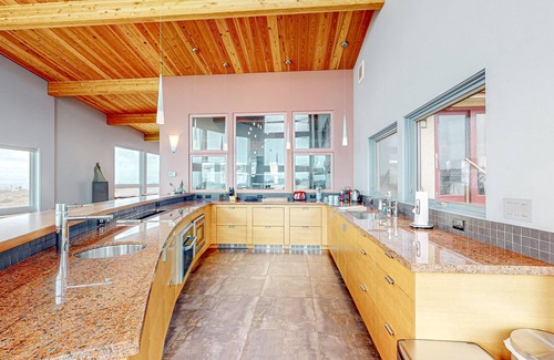 Gualala House | Luxury oceanfront home with 270-degree views, hot tub & 2 fireplaces