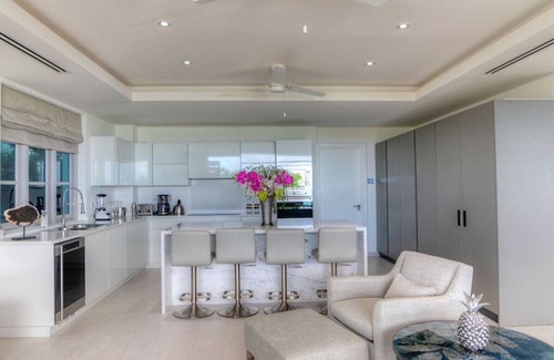 Old Trees Bay Apartment | Luxury Oceanfront with Pool - The Villa at The St. James