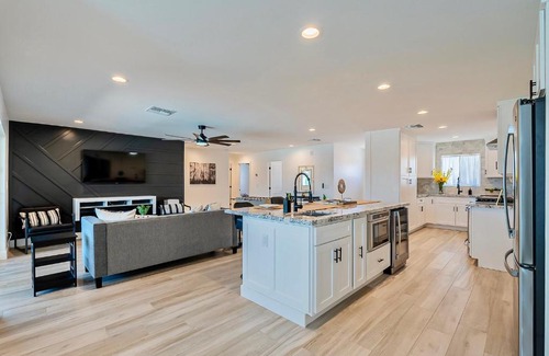 South Scottsdale Villa | Luxury Old Town Scottsdale Home with Pool King Bed & Putting Green - Casa Gram