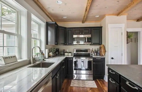 North Conway House | LUXURY on SACO RIVER with HOT TUB & MOUNTAIN VIEWS