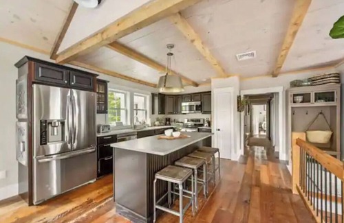 North Conway House | LUXURY on SACO RIVER with HOT TUB & MOUNTAIN VIEWS