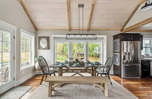 North Conway House | LUXURY on SACO RIVER with HOT TUB & MOUNTAIN VIEWS