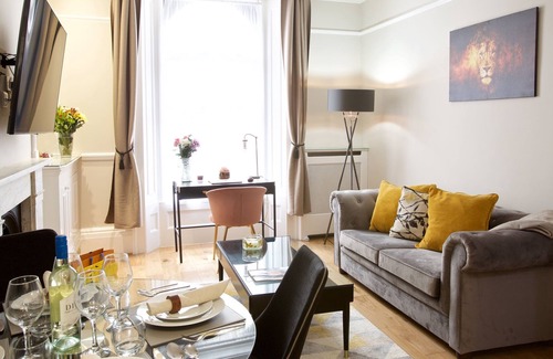 Pimlico Apartment | Luxury one bedroom apartment minutes from Victoria Station!