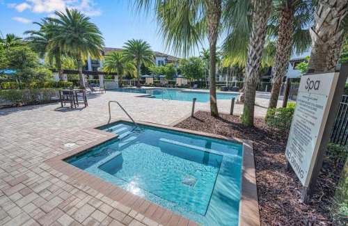 Three Lakes Apartment | Luxury one bedroom rental w pool