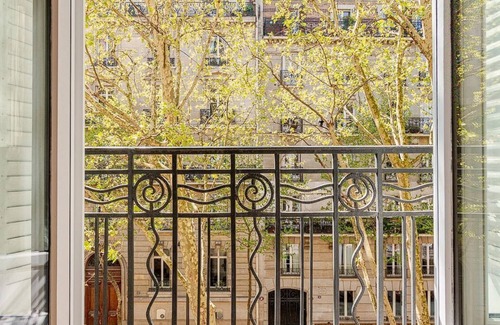 Chaillot Apartment | Luxury Parisian Stay Just Steps from Eiffel Tower