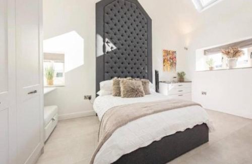 Belper House | Luxury Peak District Stone Barn With Horses - Dog Friendly - Near Chatsworth, Bakewell, Alton Towers