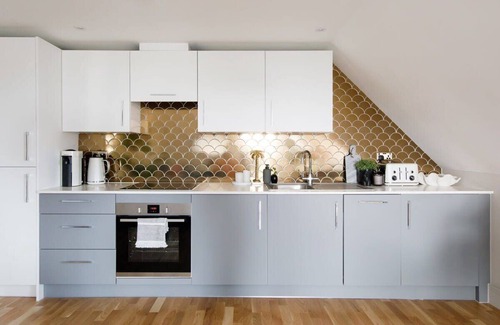 East Wittering Apartment | Luxury Penthouse ~ Super King Bed, 5 min to Beach