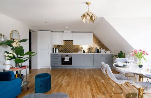 East Wittering Apartment | Luxury Penthouse ~ Super King Bed, 5 min to Beach