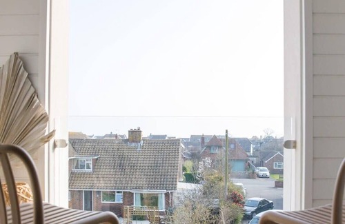 East Wittering Apartment | Luxury Penthouse ~ Super King Bed, 5 min to Beach