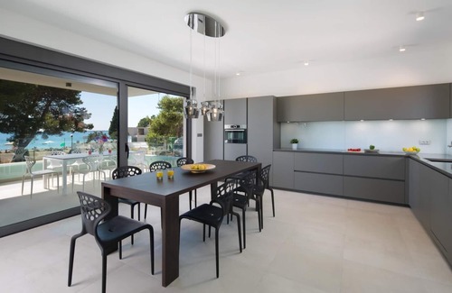 Fazana Apartment | Luxury penthouse 60 metres from beach with jacuzzi