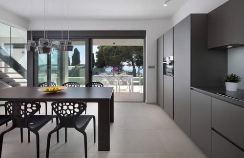 Fazana Apartment | Luxury penthouse 60 metres from beach with jacuzzi