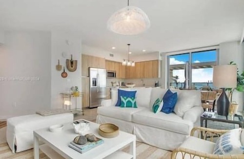 Northeast Miami Condo | Luxury Penthouse with Water Views and Massive Private Terrace and Free Parking