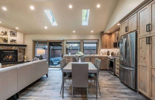 Tahoe Sierra Estates House | Luxury|Pier|Bouys|Pickleball|Walk to town