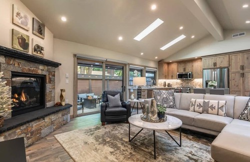 Tahoe Sierra Estates House | Luxury|Pier|Bouys|Pickleball|Walk to town