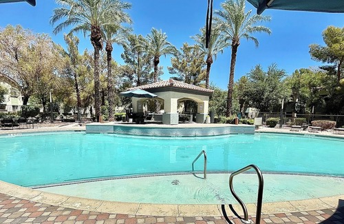 Paradise Apartment | Luxury Plus: Fifty Shades of Vegas. Cozy, Clean, and Stylish. 1bed,1bath.