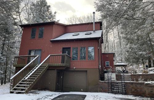East Stroudsburg House | Luxury Pocono Retreat with hot tub, sauna, fire pit, and patio