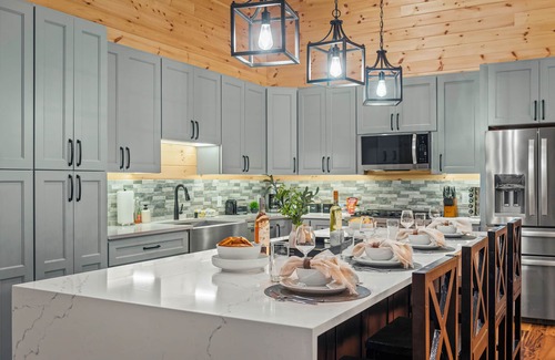 White Haven Cabin | Luxury Poconos Retreat w/Pool, Arcade, Golf Sim & More | Grand Timber