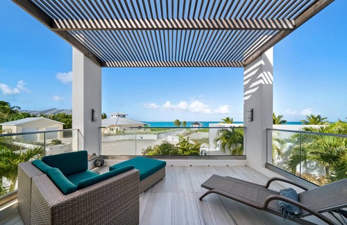 Jimmy Hill Villa | Luxury Pool Villa Steps Away From the Beach with Stunning Ocean Views