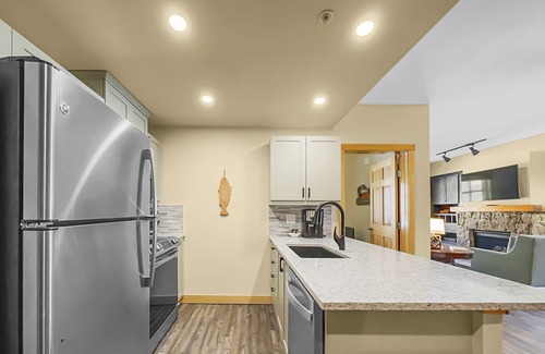 Copper Mountain Village Condo | Luxury Remodeled Condo Short Walk to Lifts Incredible View 3 Hot tubs! PP403