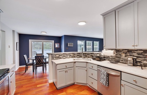 Blakeslee House | Luxury Rerteat , Hot Tub, Jacuzzi, Theater, Fire Pti, Lake and more, near Ski