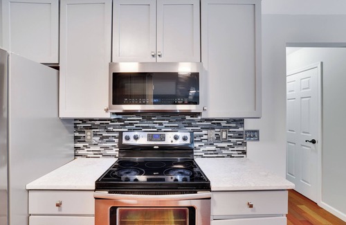 Blakeslee House | Luxury Rerteat , Hot Tub, Jacuzzi, Theater, Fire Pti, Lake and more, near Ski