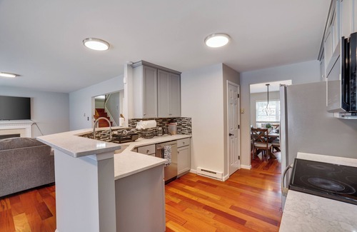 Blakeslee House | Luxury Rerteat , Hot Tub, Jacuzzi, Theater, Fire Pti, Lake and more, near Ski