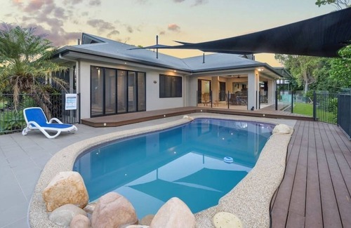 Alligator Creek House | Luxury resort style living 20 Minutes from the CBD