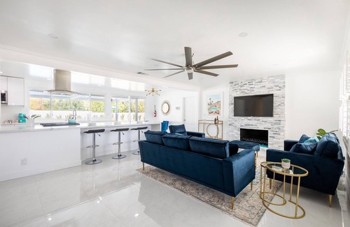 Racquet Club West Villa | Luxury Retreat | Dreamy view! Saltwater Pool Spa, Large Yard & Close to Downtown