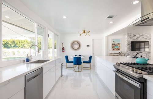 Racquet Club West Villa | Luxury Retreat | Dreamy view! Saltwater Pool Spa, Large Yard & Close to Downtown