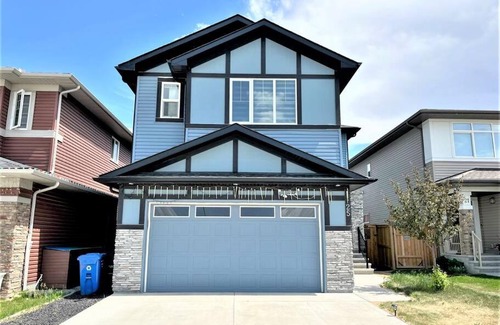Southeast Calgary House | Luxury Retreat For Large Groups