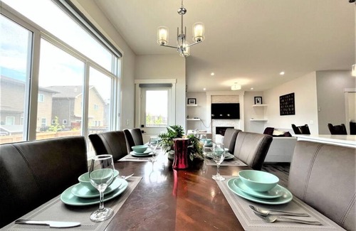 Southeast Calgary House | Luxury Retreat For Large Groups