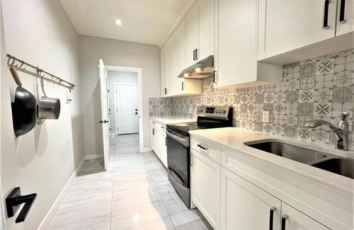 Southeast Calgary House | Luxury Retreat For Large Groups