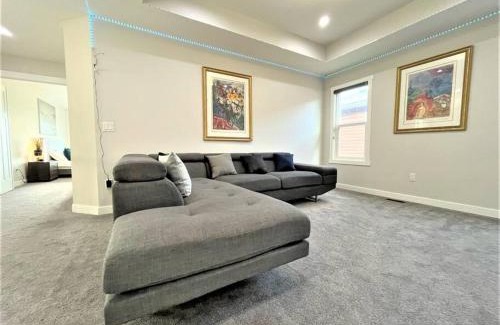 Southeast Calgary House | Luxury Retreat For Large Groups