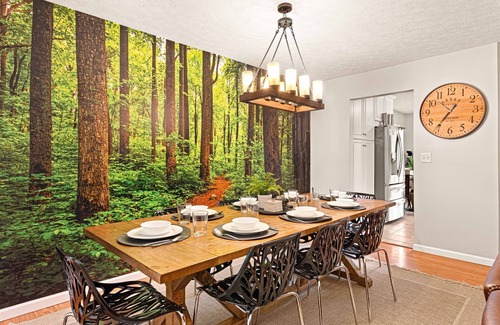 McGaheysville House | Luxury Retreat~Hot Tub~Sauna~Game Rm~2 King Suites~Toys~Flower on the Mountain