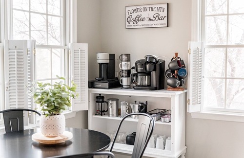 McGaheysville House | Luxury Retreat~Hot Tub~Sauna~Game Rm~2 King Suites~Toys~Flower on the Mountain