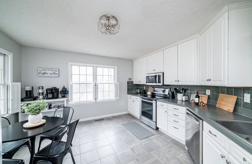 McGaheysville House | Luxury Retreat~Hot Tub~Sauna~Game Rm~2 King Suites~Toys~Flower on the Mountain