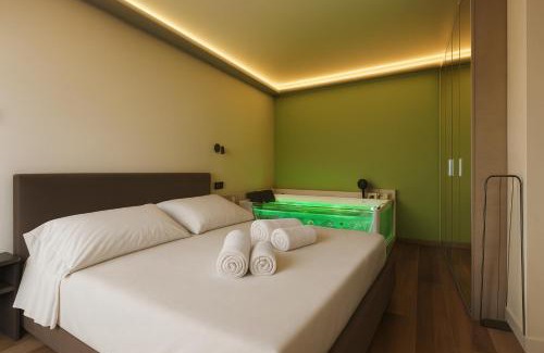 Iseo Apartment | Luxury Retreat in Iseo - Jacuzzi, Balcony & Wi-Fi in the Heart of Town